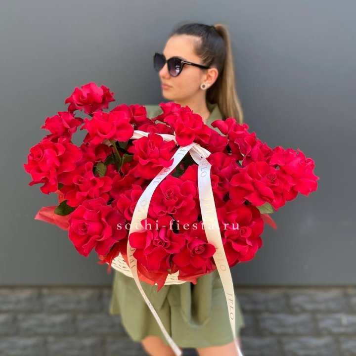 Красные французские розы в корзине в Фетхие
