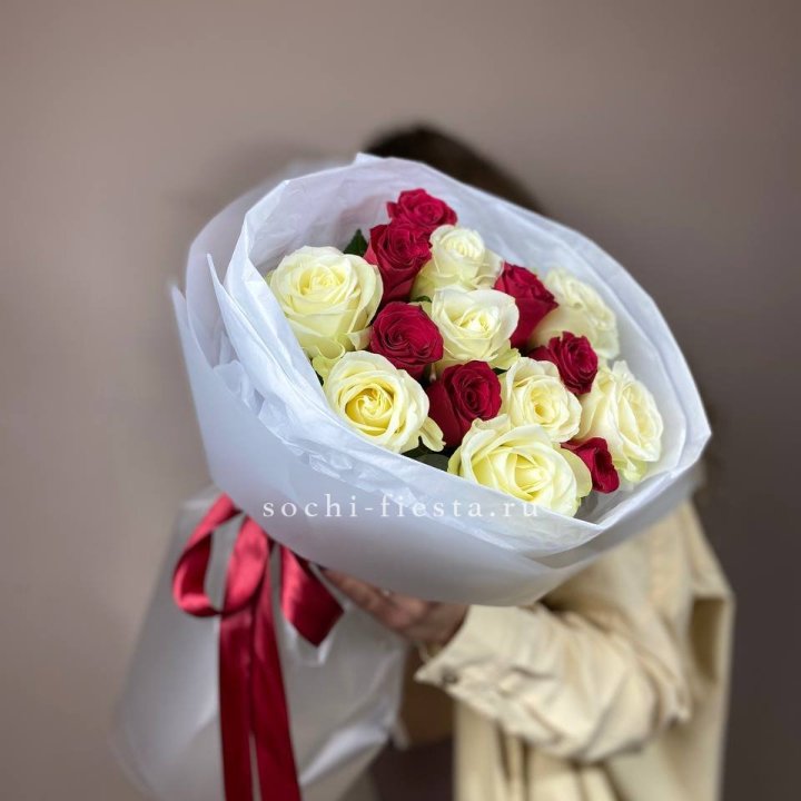Букет из красных белых 15 роз в Фетхие