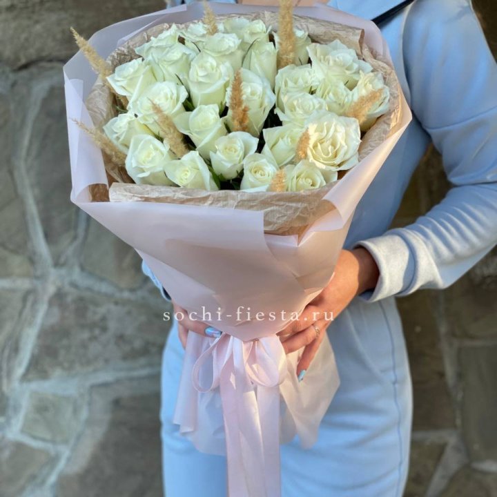 25 белых роз с сухоцветами в Фетхие