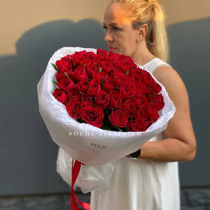 51 роза мадам ред в нежном оформлении с доставкой в Фетхие